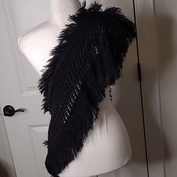 Fringed neck scarf - Picture 5 of 9